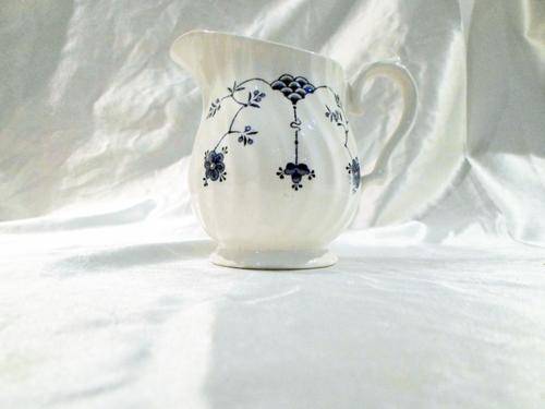 Myott Finlandia porcelain Milk Jug - quite nice - Bid now !!